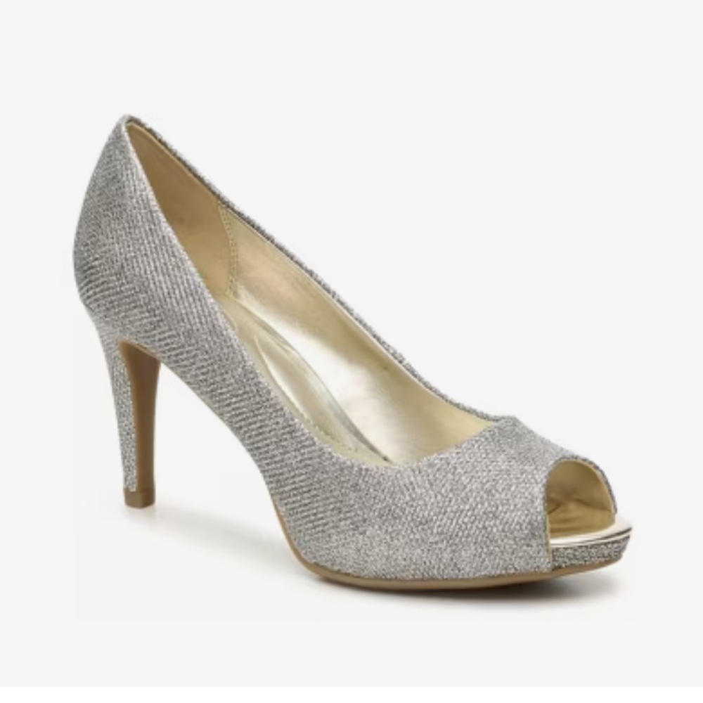 Bandolino Rainaa Metallic Gold 3.5” pumps Heels 9 Peek Toe